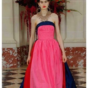 Carolina Herrera
Ruched Silk Taffeta Gown